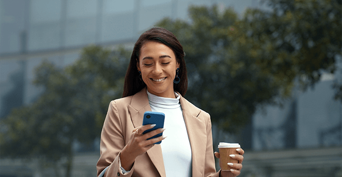 Woman-investing-on-the-go-with-QuestMobile