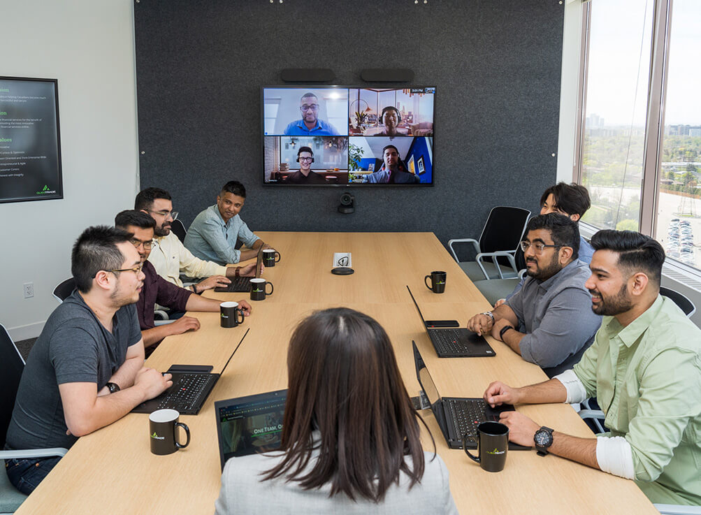 Employés Questrade autour d'une table de conférence
